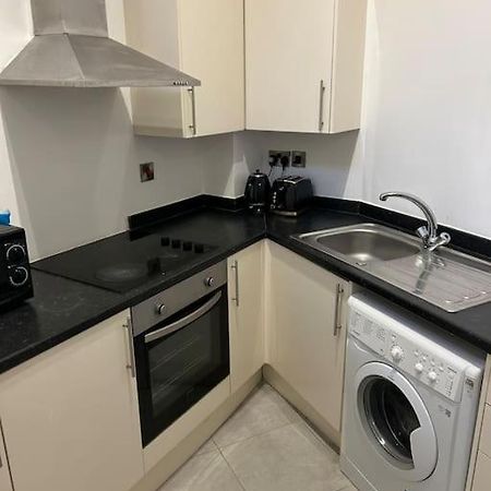 Modern 1 Bed Apartment In Salford แมนเชสเตอร์ ภายนอก รูปภาพ