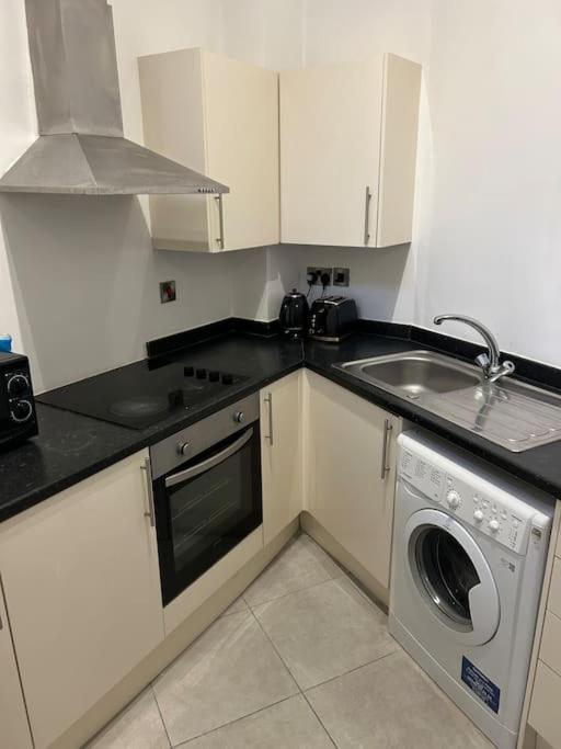 Modern 1 Bed Apartment In Salford แมนเชสเตอร์ ภายนอก รูปภาพ